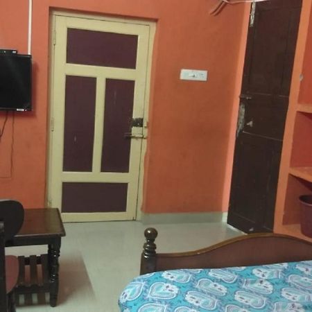Family Guest House Near Bus-Stand ปอนดิเชอรี ภายนอก รูปภาพ