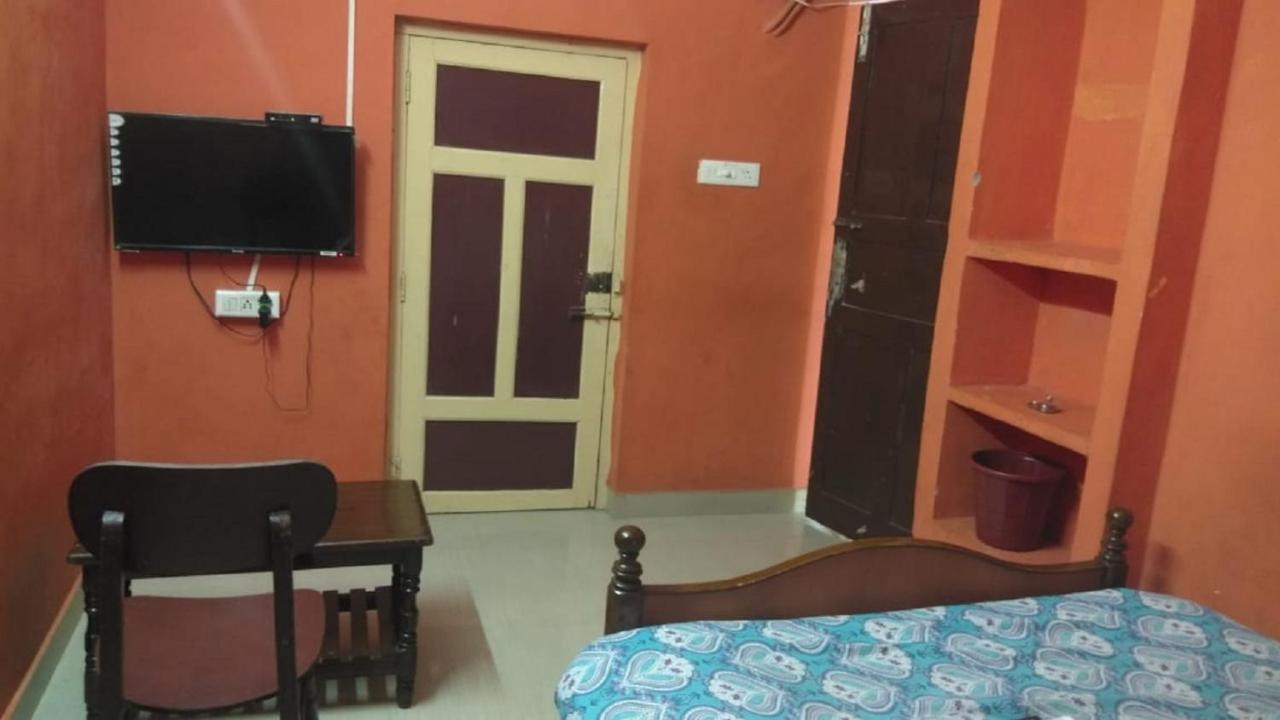 Family Guest House Near Bus-Stand ปอนดิเชอรี ภายนอก รูปภาพ